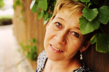 Güzel gülümseyen 45 yaşında kadın portresi