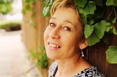 Güzel gülümseyen 45 yaşında kadın portresi 