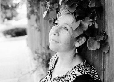 Güzel gülümseyen 45 yaşında kadın portresi