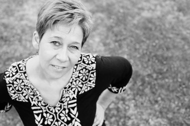 Güzel gülümseyen 45 yaşında kadın portresi