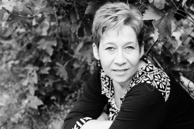 Güzel gülümseyen 45 yaşında kadın portresi