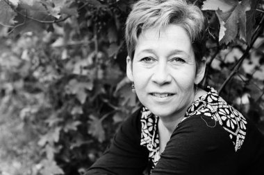 Güzel gülümseyen 45 yaşında kadın portresi