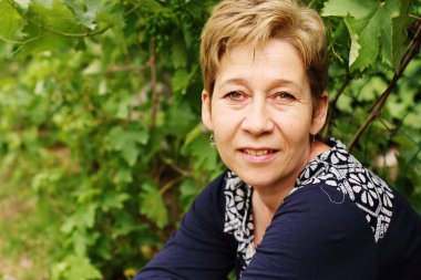 Güzel gülümseyen 45 yaşında kadın portresi