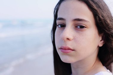 Yaz günü sahilde sevimli kız portresi