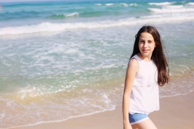 Yaz günü sahilde sevimli kız portresi