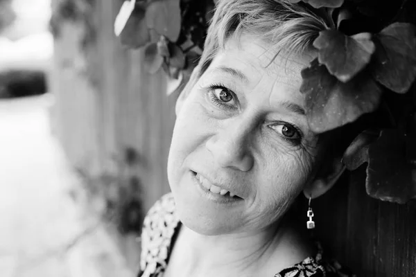 Portret Van Mooie Lachende Vrouw Van Jaar Oud — Stockfoto