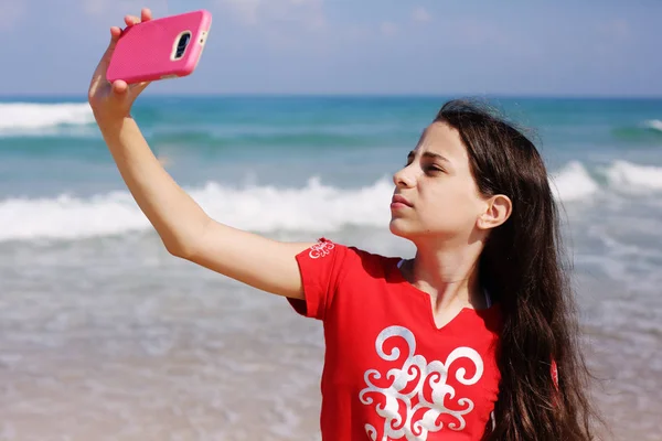 Retrato Menina Adorável Tomando Selfie Praia Dia Verão — Fotografia de Stock