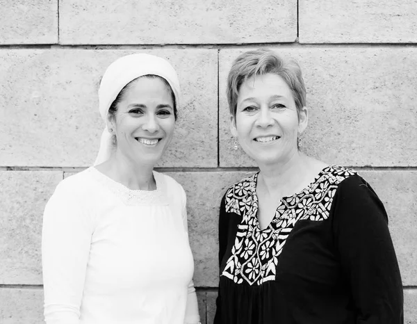 Portrait Attarctive Mature Women Standing Next Wall — Stock Photo, Image