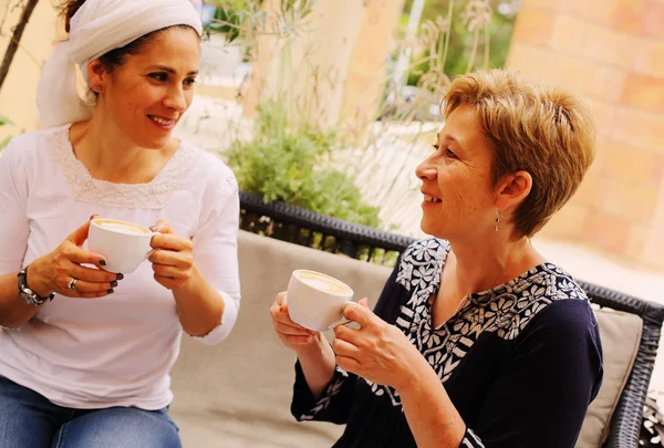 Porträt Angriffslustige Reife Frauen Sitzen Sommercafé — Stockfoto