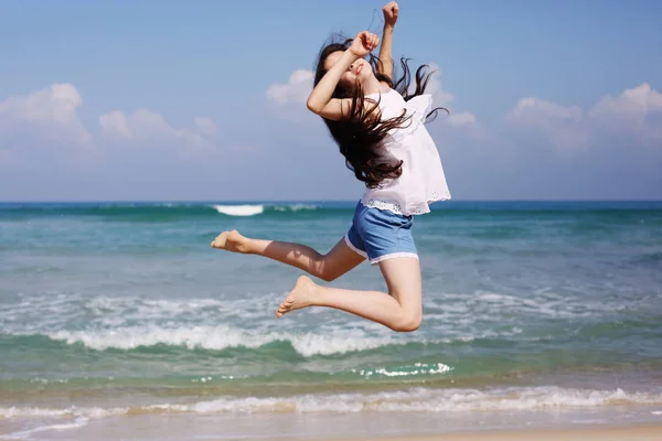 Ritratto Una Bambina Abortita Anni Che Salta Sulla Spiaggia Durante — Foto Stock