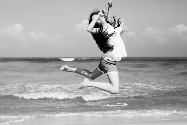 Porträtt Aborable Gammal Flicka Hoppar Stranden Sommardag — Stockfoto