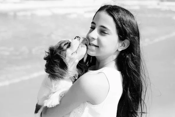 夏の日のビーチで彼女の犬を連れて歩いて 歳の少女の肖像画 — ストック写真