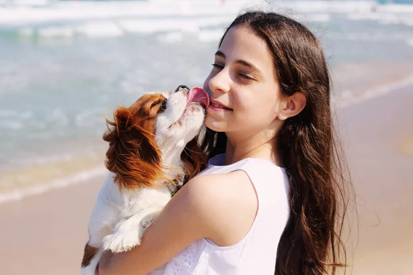 Retrato Anos Idade Menina Andando Com Seu Cão Praia Dia — Fotografia de Stock