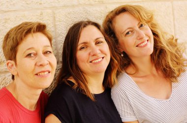 Üç mutlu orta yaşlı kadın