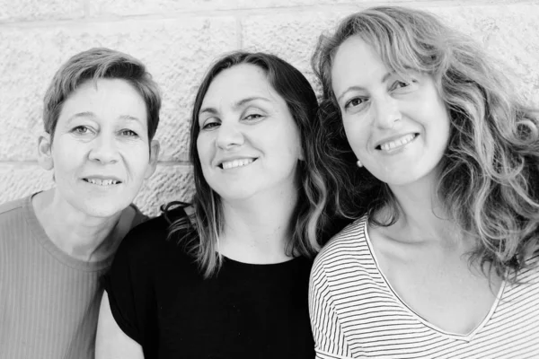 Tre Glada Medelålders Kvinnor — Stockfoto