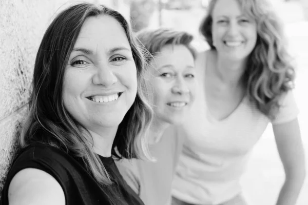 Drei Glückliche Frauen Mittleren Alters — Stockfoto