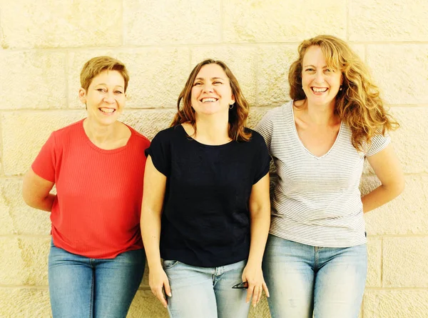 三个快乐的中年妇女 — 图库照片