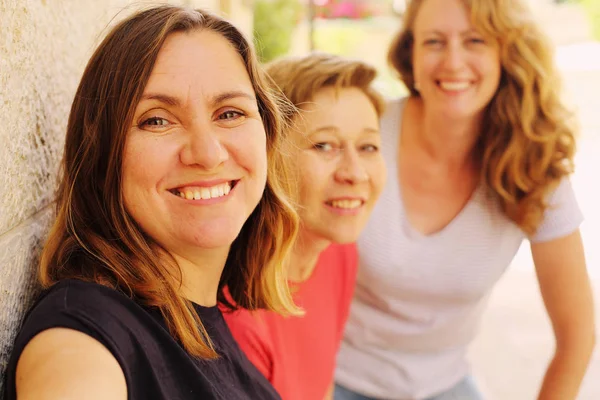 Tre Donne Felici Mezza Età — Foto Stock