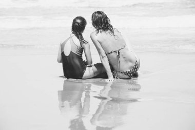 Anne ve kızı eğleniyor birlikte sahilde günbatımında zaman geçirmek için