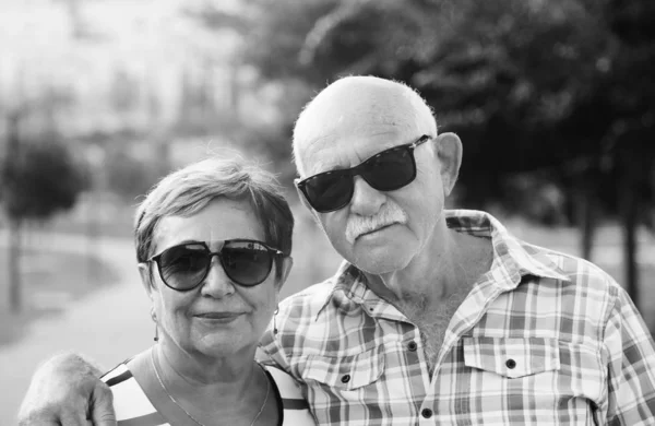 Pareja Madura Descansando Parque Día Verano — Foto de Stock