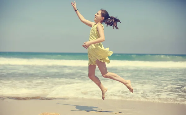 Años Edad Niña Adolescente Vestido Amarillo Caminando Playa Vacaciones Verano — Foto de Stock