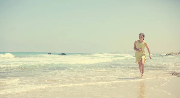 Anos Idade Menina Adolescente Menina Vestido Amarelo Andando Beira Mar — Fotografia de Stock