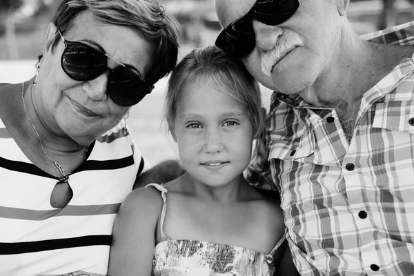 祖父母和孙女在公园里享受一天 — 图库照片