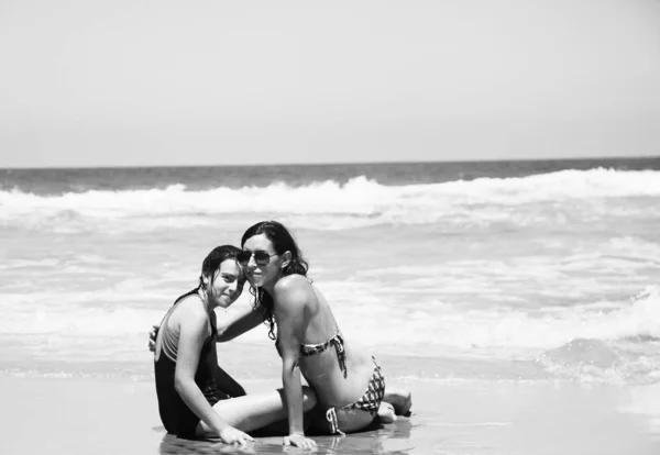 Mãe Filha Divertindo Para Passar Tempo Juntos Praia Pôr Sol — Fotografia de Stock