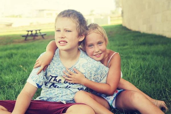 Retrato Niña Feliz Años Con Hermano Autista Años Aire Libre — Foto de Stock