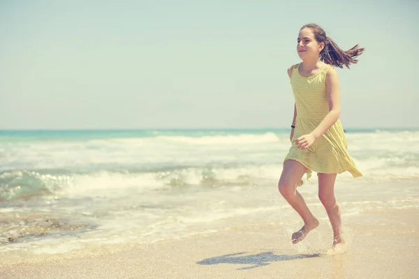 Anni Ragazza Adolescente Ragazza Abito Giallo Piedi Sul Mare Vacanze — Foto Stock