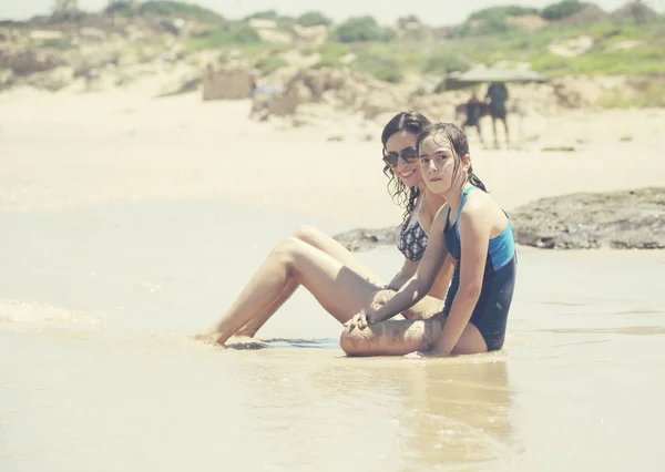 Madre Hija Divierten Para Pasar Tiempo Juntas Playa Atardecer —  Fotos de Stock