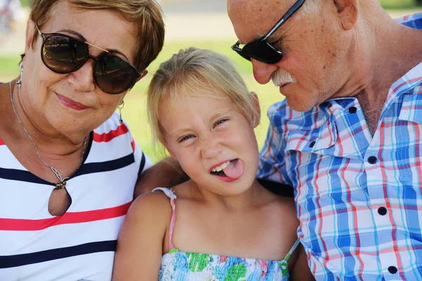 Grand Parents Petite Fille Profitant Journée Dans Parc — Photo