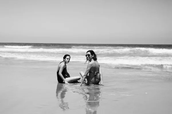 Madre Hija Divierten Para Pasar Tiempo Juntas Playa Atardecer —  Fotos de Stock