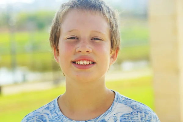 Primer Plano Retrato Emoción Lindo Autista Chico — Foto de Stock