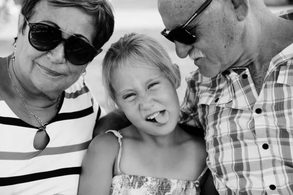 Nonni Nipote Godendo Giorno Nel Parco — Foto Stock