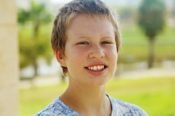 近距离的情感的肖像可爱的自闭症男孩 — 图库照片