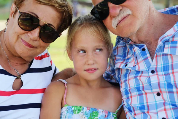 Nonni Nipote Godendo Giorno Nel Parco — Foto Stock