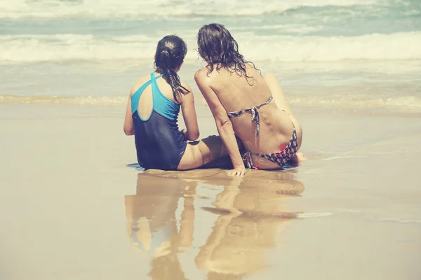 Madre Figlia Divertono Trascorrere Del Tempo Insieme Sulla Spiaggia Tramonto — Foto Stock