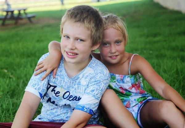 Retrato Niña Feliz Años Con Hermano Autista Años Aire Libre —  Fotos de Stock