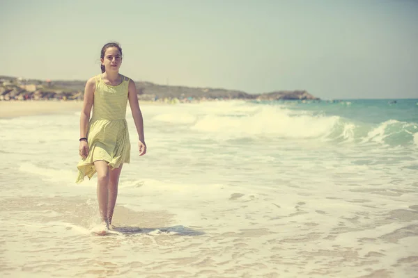 Anos Idade Menina Adolescente Menina Vestido Amarelo Andando Beira Mar — Fotografia de Stock