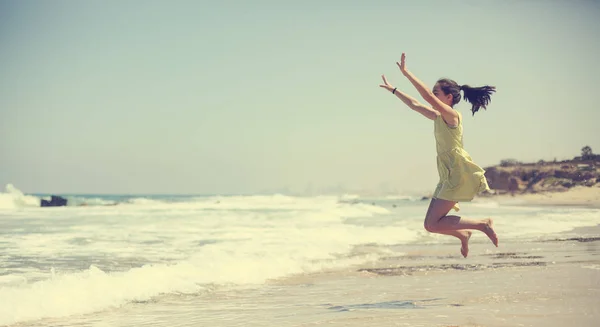 Anni Ragazza Adolescente Ragazza Abito Giallo Piedi Sul Mare Vacanze — Foto Stock