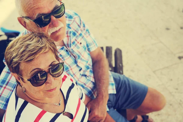 Pareja Madura Descansando Parque Día Verano —  Fotos de Stock