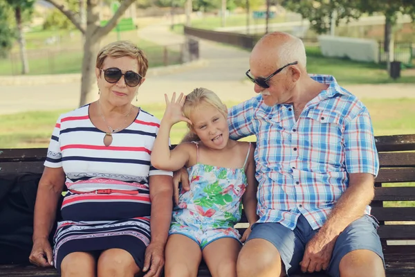 祖父母和孙女在公园里享受一天 — 图库照片