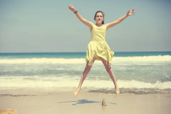 海辺を歩いて黄色のドレスで 歳の女児の十代の少女 夏の休暇 — ストック写真