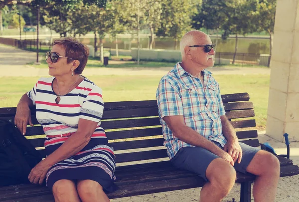 Una Pareja Ancianos Está Sentada Molesta Banco Parque Disputa Familiar —  Fotos de Stock