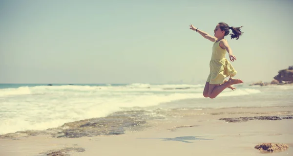 Anni Ragazza Adolescente Ragazza Abito Giallo Piedi Sul Mare Vacanze — Foto Stock