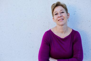 45 yaşında bir kadın açık havada gülümseyen portresi