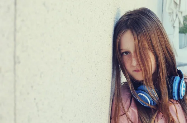 Portræt Sød Teenage Pige Lytter Musik Hovedtelefoner - Stock-foto