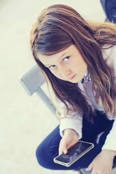 Retrato Linda Adolescente Con Teléfono Móvil — Foto de Stock