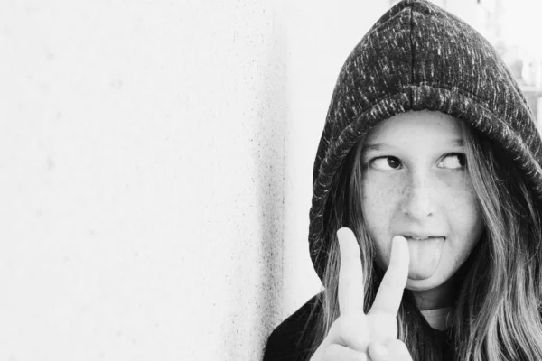 Porträtt Tonårig Flicka Utomhus — Stockfoto